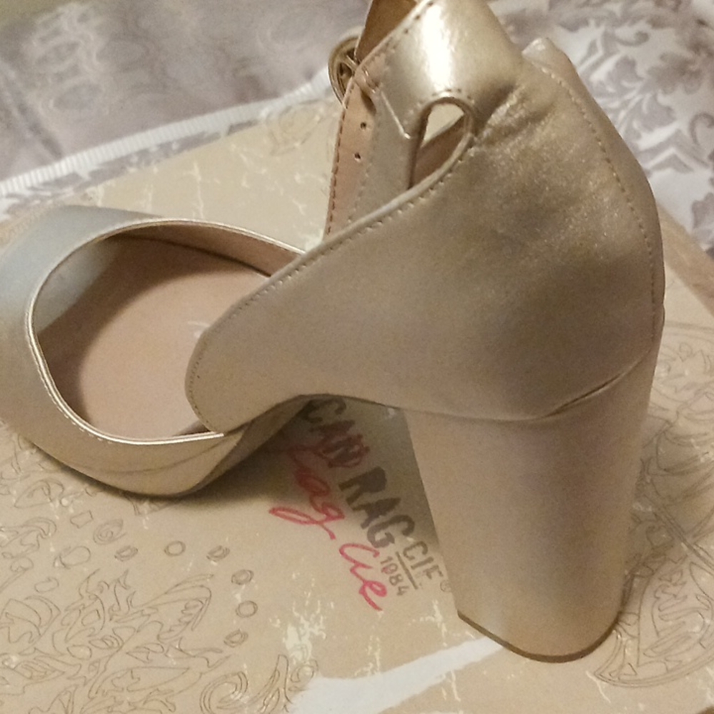 Gold chunky heel peep toes shoe